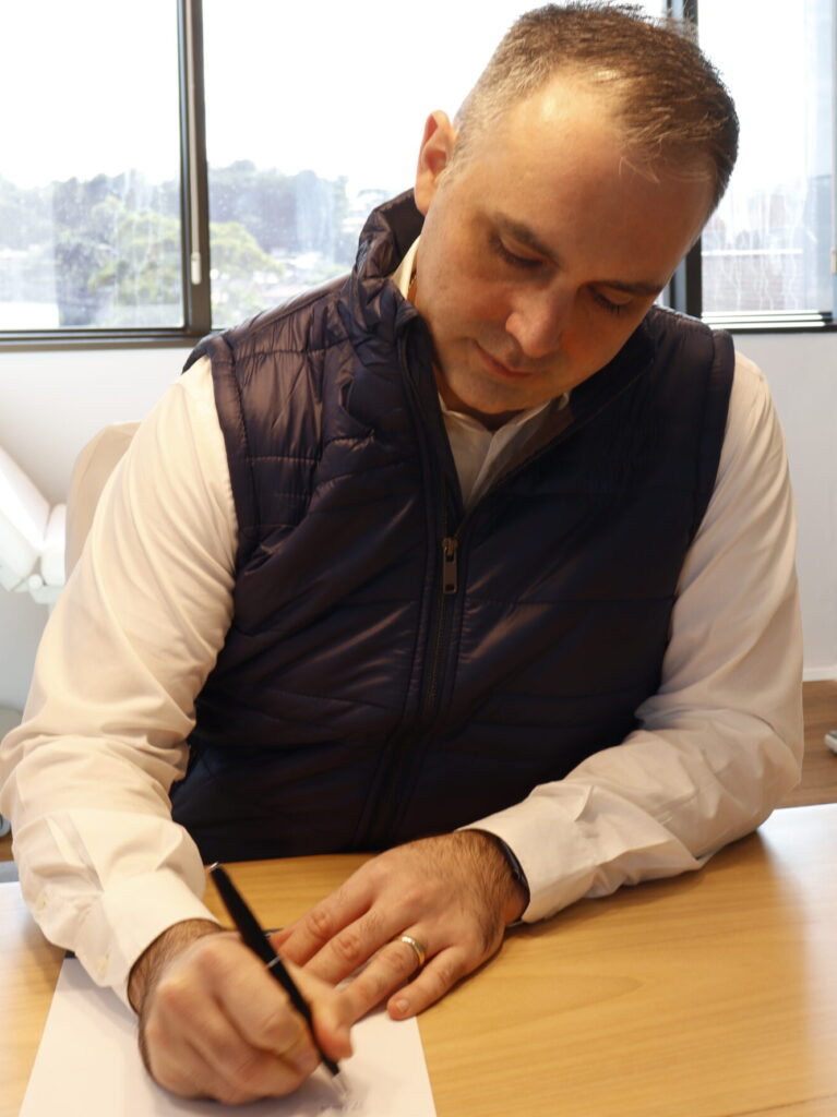 Dr. Carlos Augusto, ginecologista, atendendo paciente com lipedema