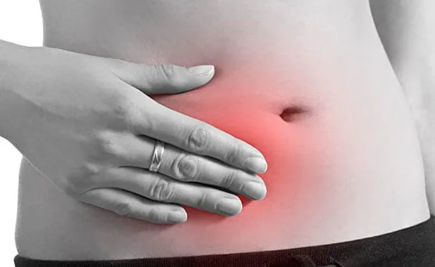 A dor pélvica e cólicas intensas na menstruação é o principal sintoma da Endometriose.